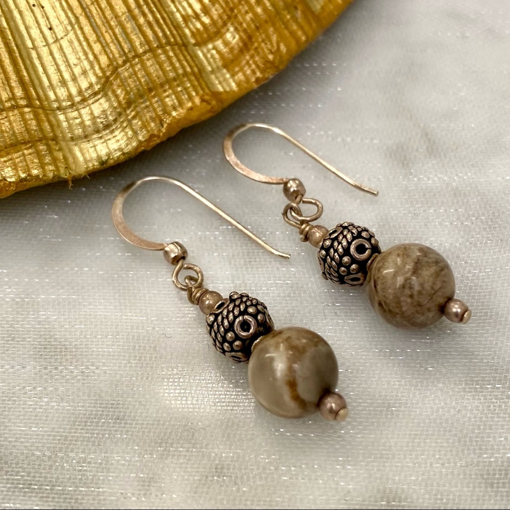 Stone bead and silver pierced earrings beige gray